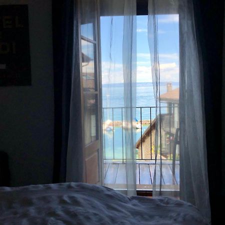 A Room With A View - Maisonnette Dans Bourg Medieval Au Bord Du Lac Leman イヴォワール エクステリア 写真