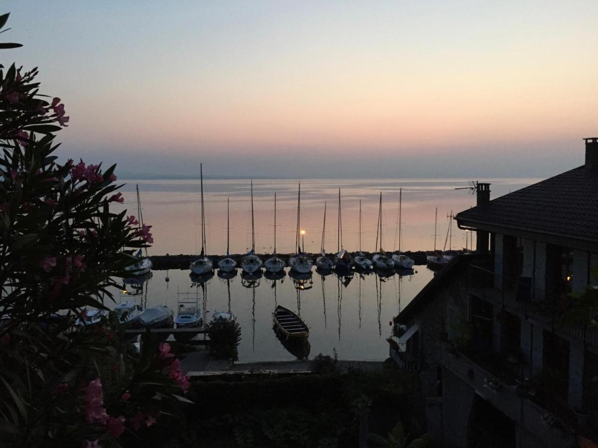 A Room With A View - Maisonnette Dans Bourg Medieval Au Bord Du Lac Leman イヴォワール エクステリア 写真